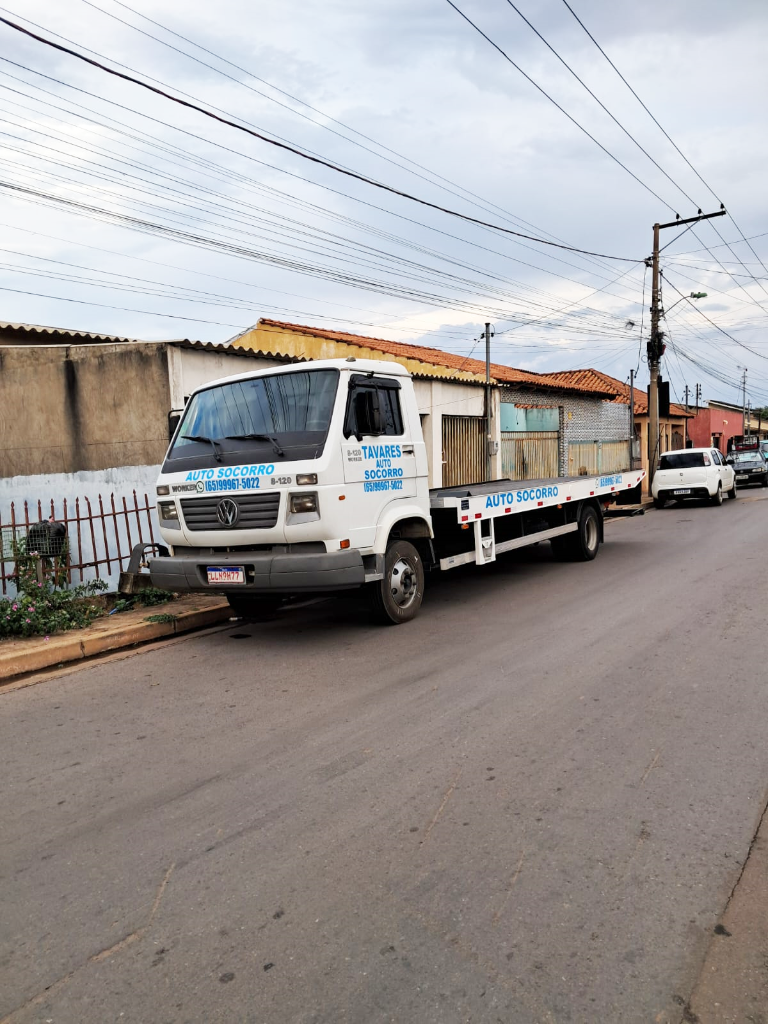 Vista frontal do caminhão de reboque Tavares Auto Socorro
